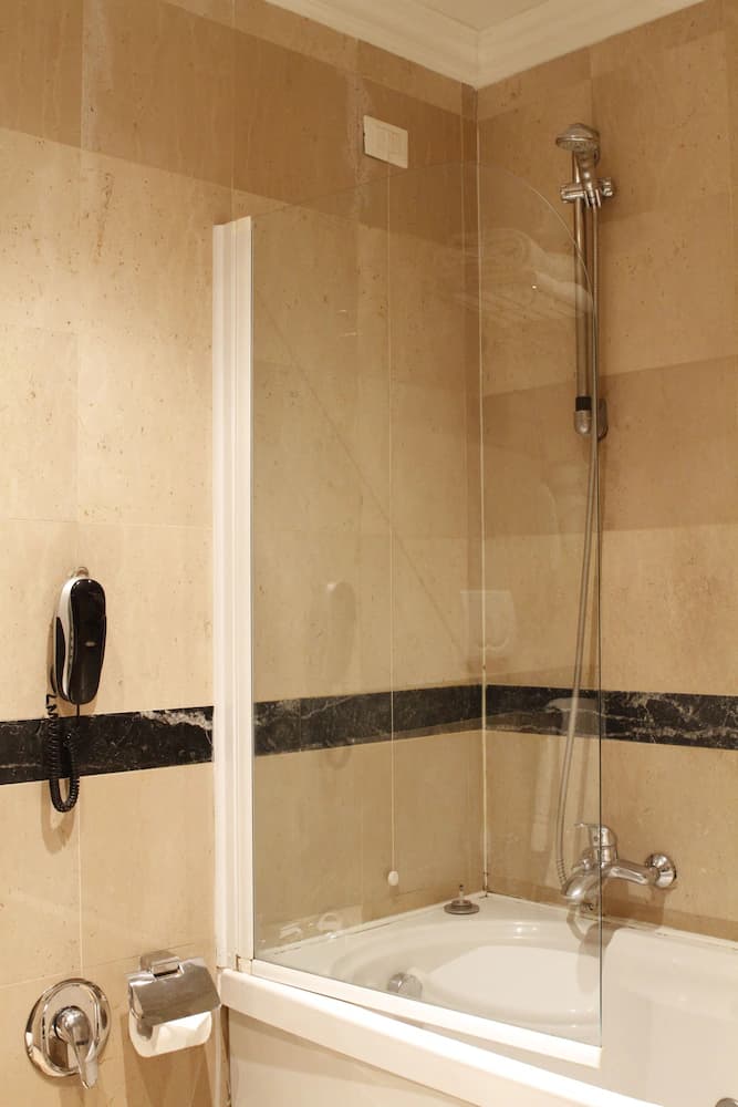Deep soaking bathtub