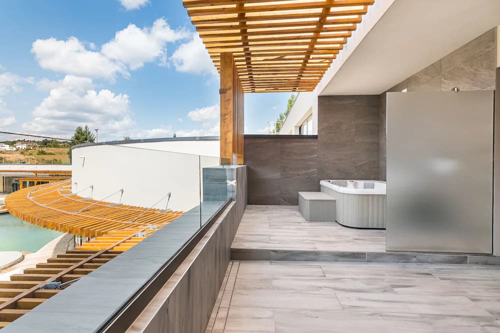 Private spa tub