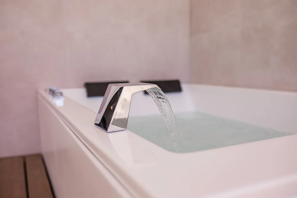 Private spa tub