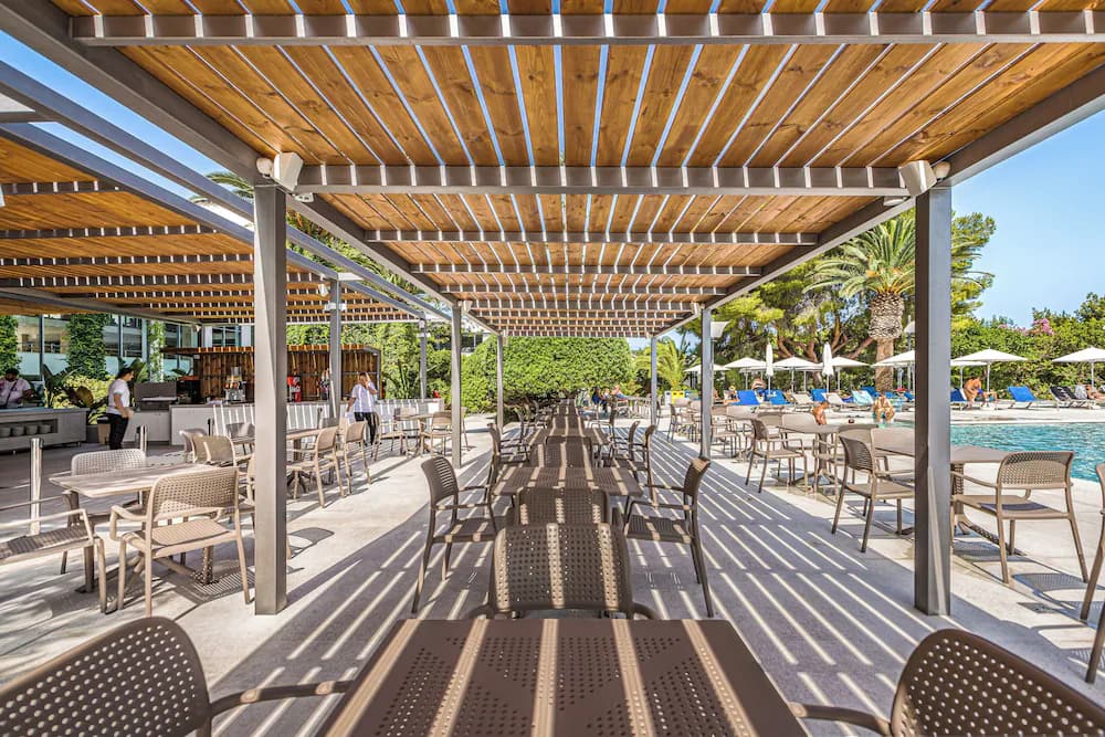 Poolside bar