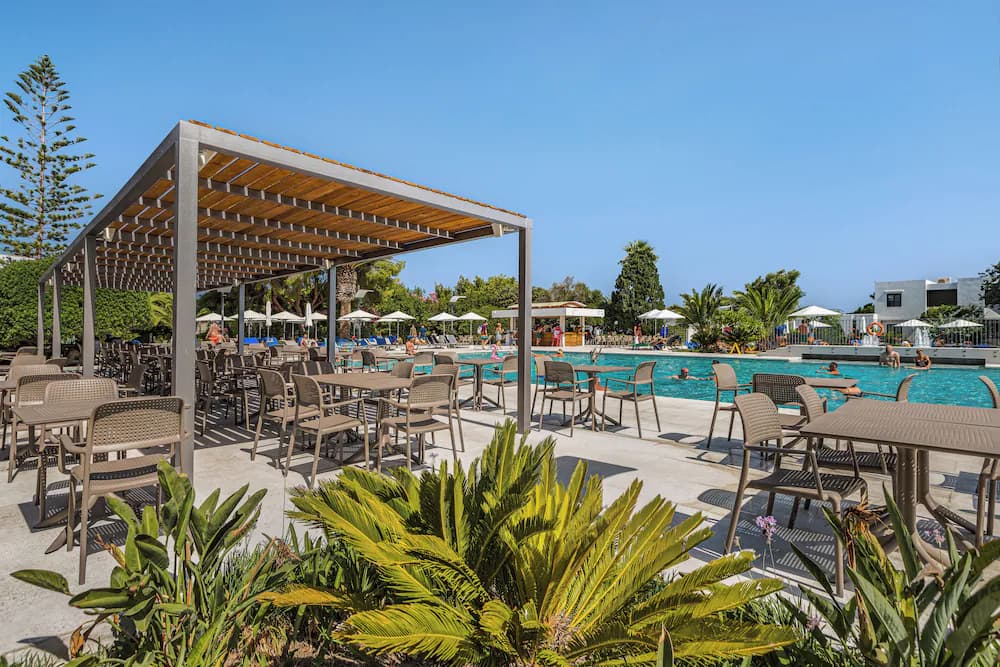 Poolside bar