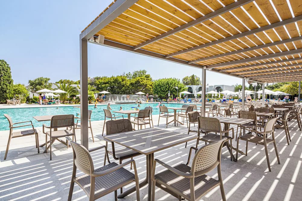 Poolside bar