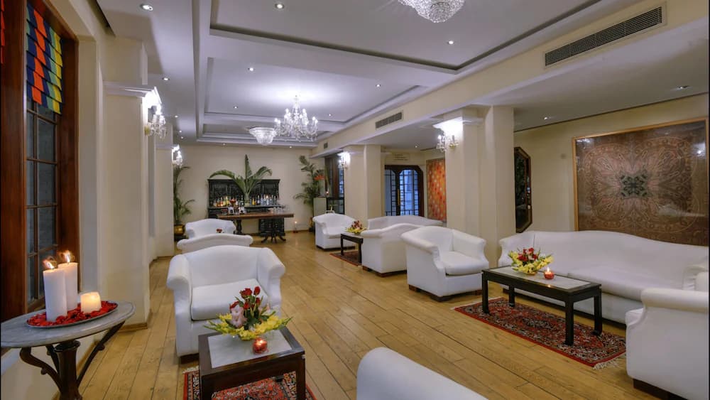 Lobby lounge