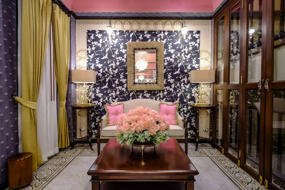 Lobby lounge