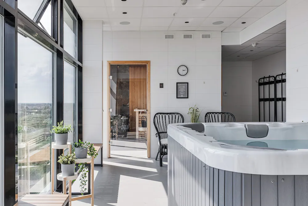 Indoor spa tub