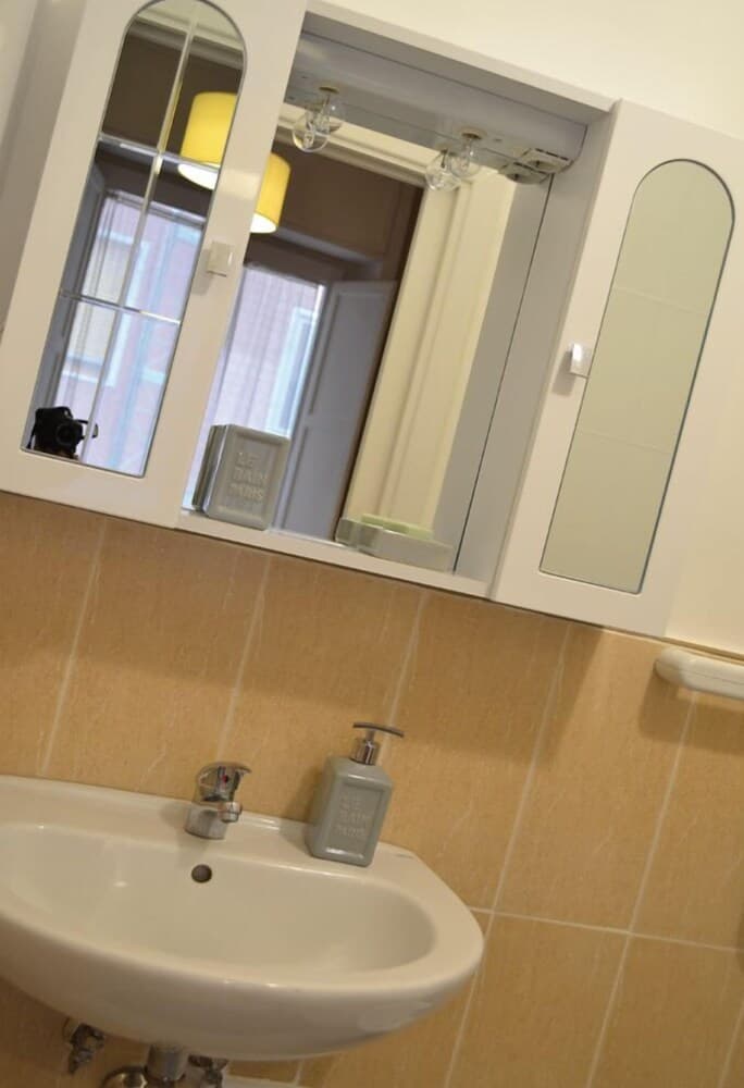 Bathroom sink