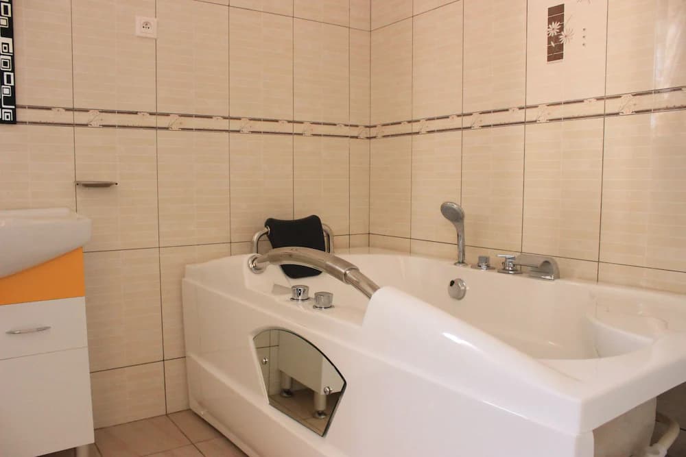 Deep soaking bathtub