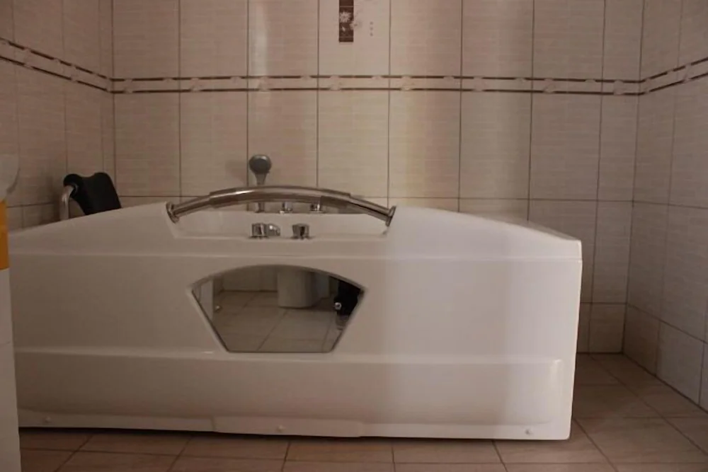Deep soaking bathtub