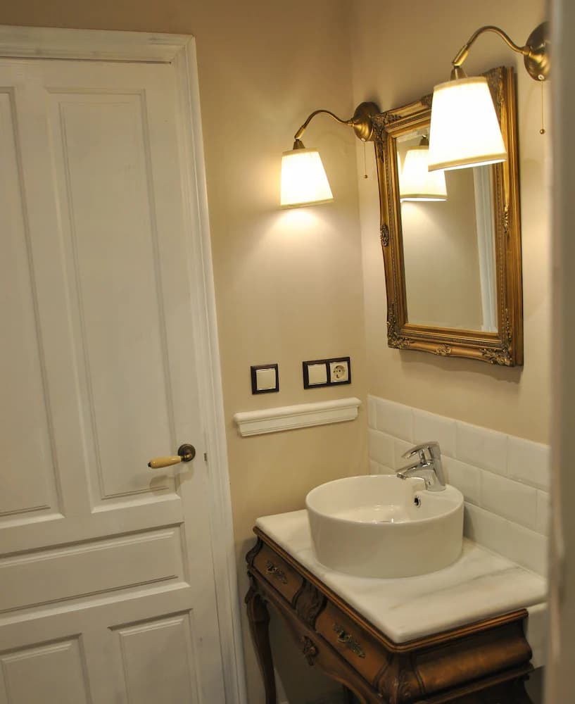 Bathroom sink