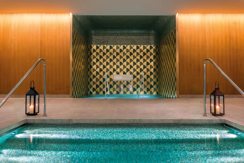 Indoor spa tub