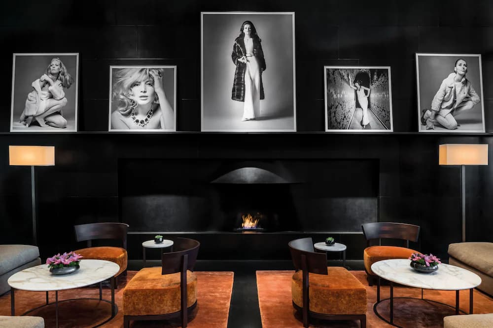 Lobby lounge