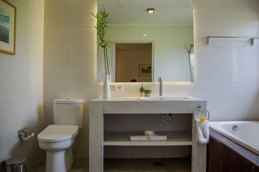 Deep soaking bathtub
