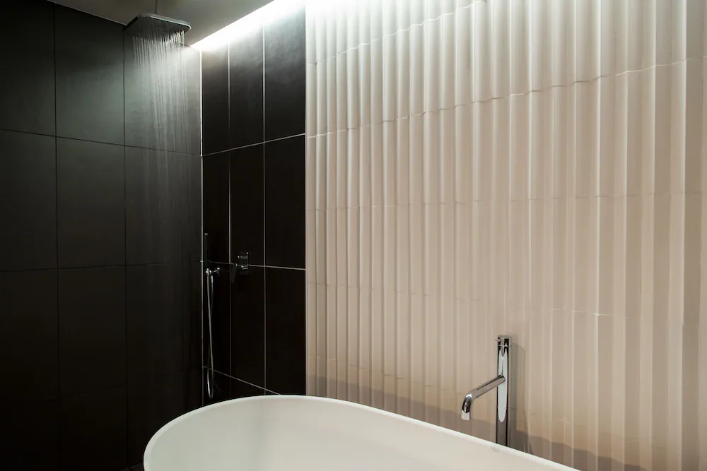Deep soaking bathtub