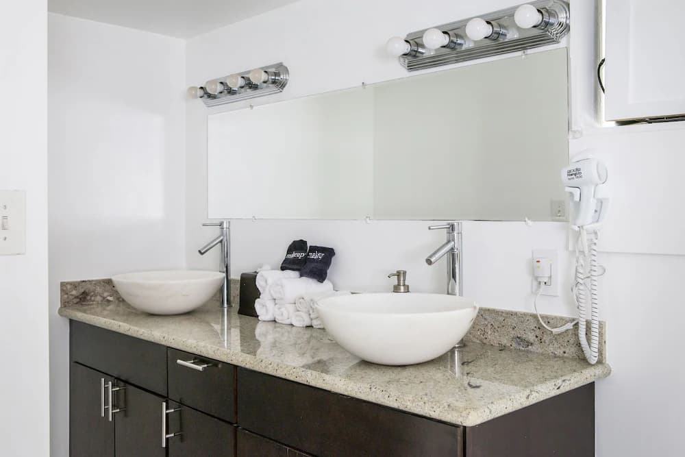 Bathroom sink