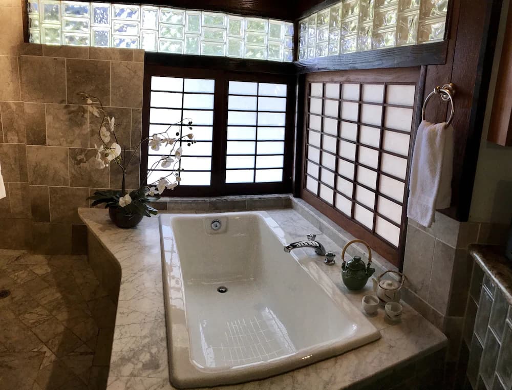 Deep soaking bathtub