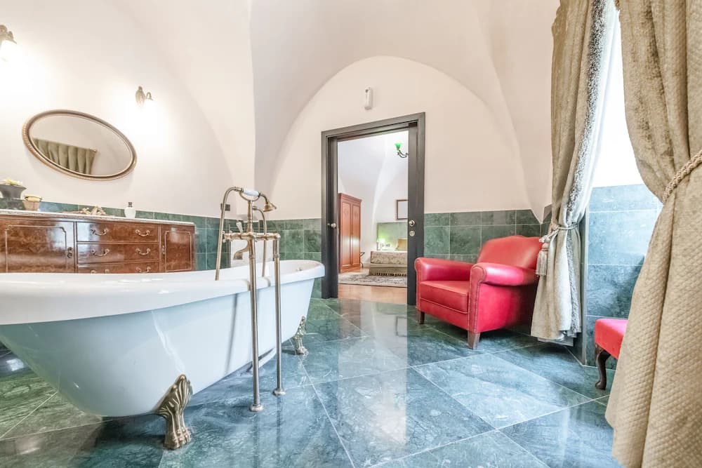 Deep soaking bathtub