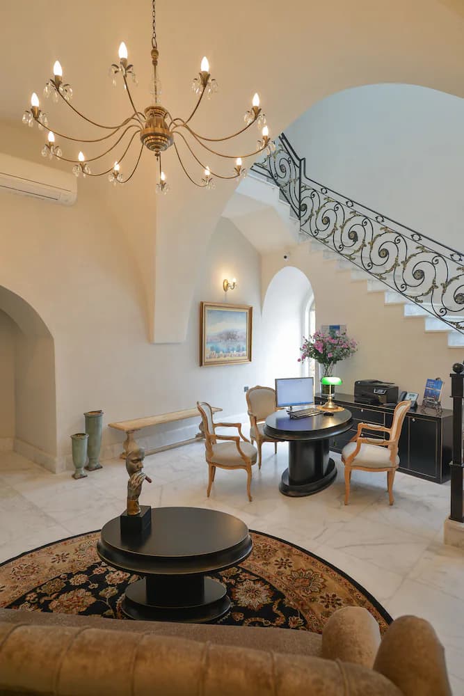Lobby lounge