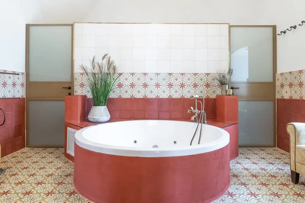 Deep soaking bathtub