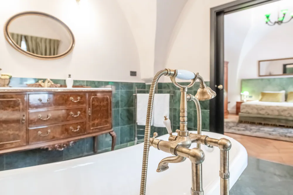 Deep soaking bathtub