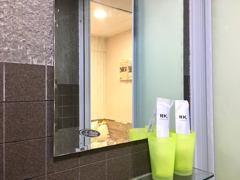 Bathroom amenities