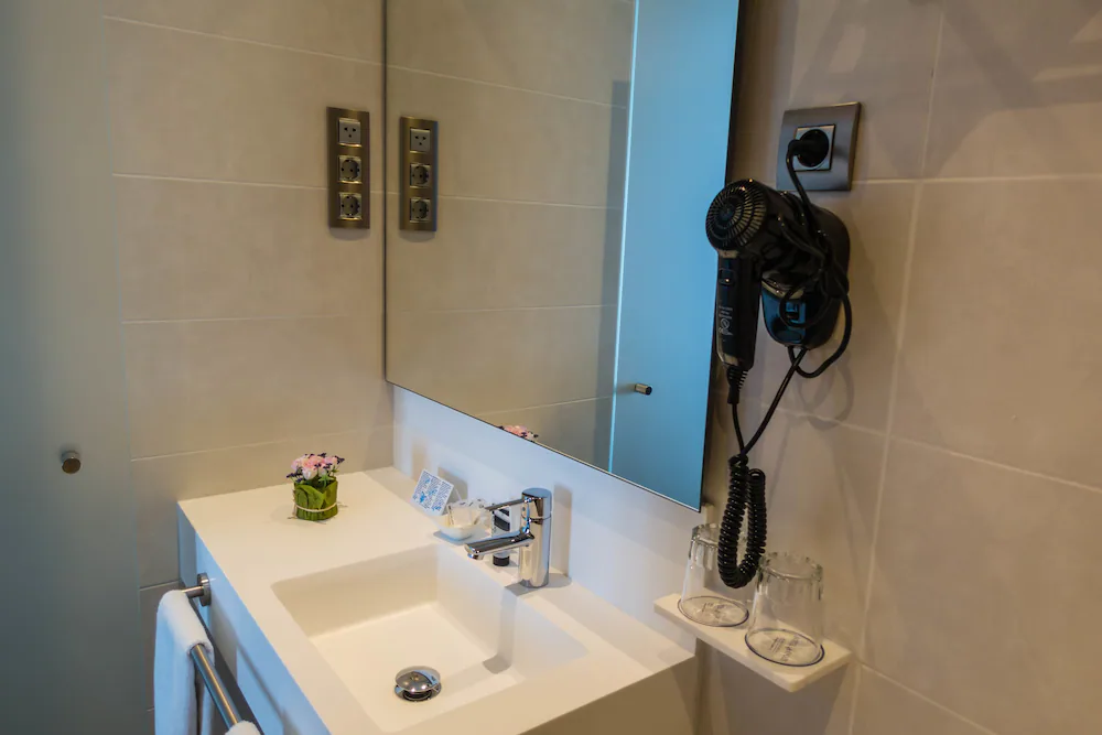 Bathroom sink