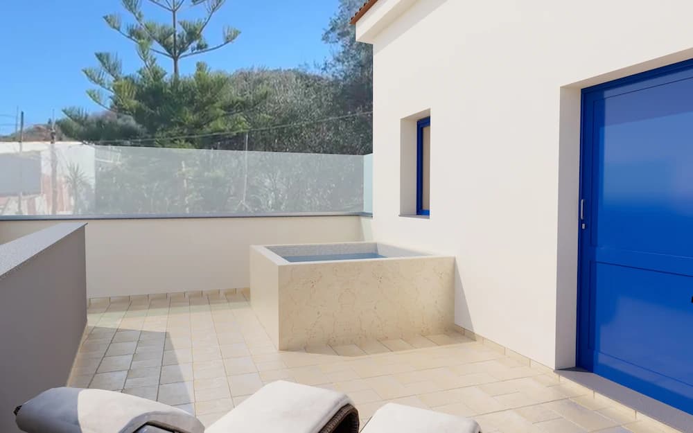 Private spa tub