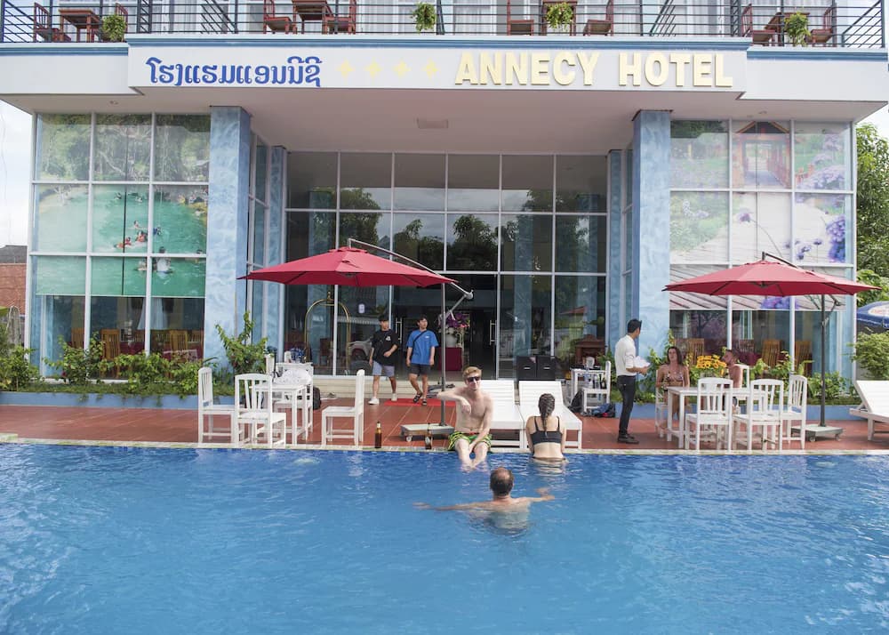 Poolside bar