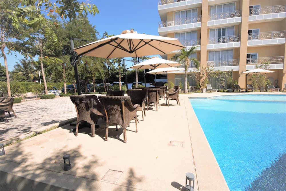 Swim-up bar