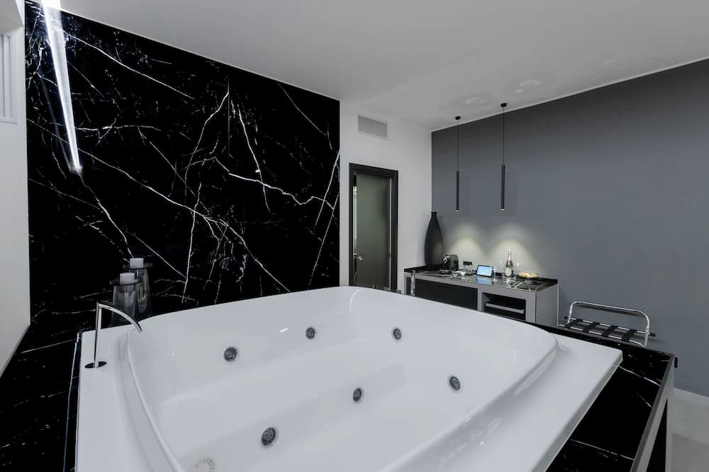 Private spa tub