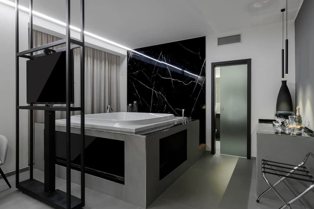 Private spa tub