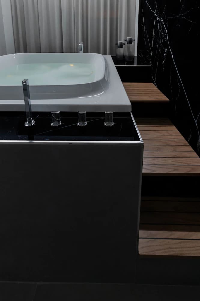 Private spa tub