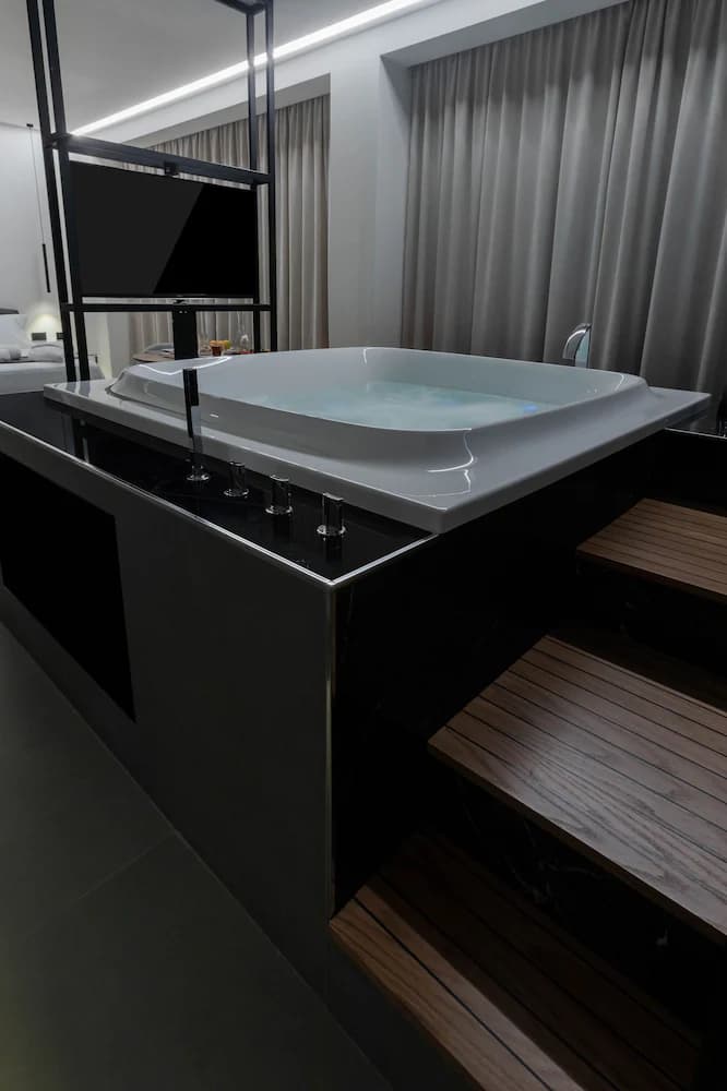 Private spa tub