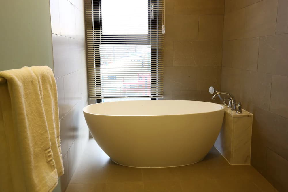 Deep soaking bathtub