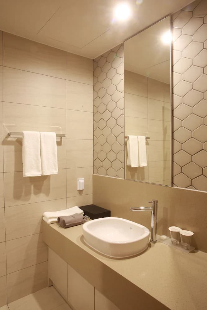 Bathroom sink