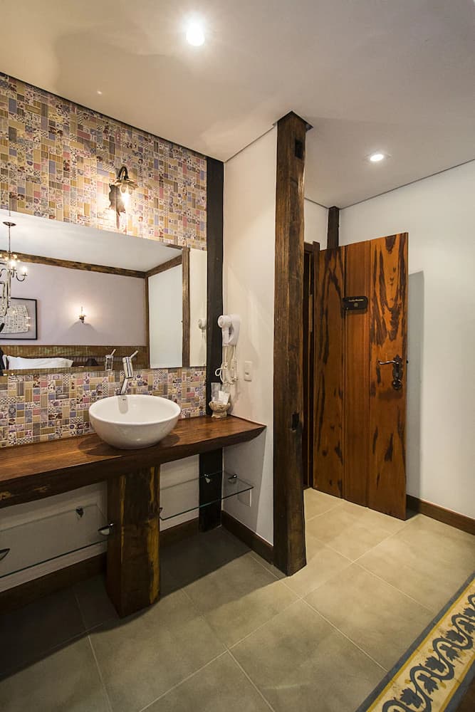 Bathroom sink