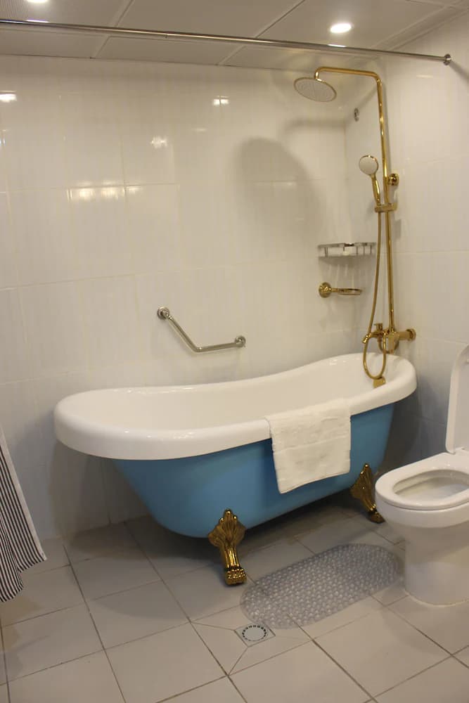 Deep soaking bathtub