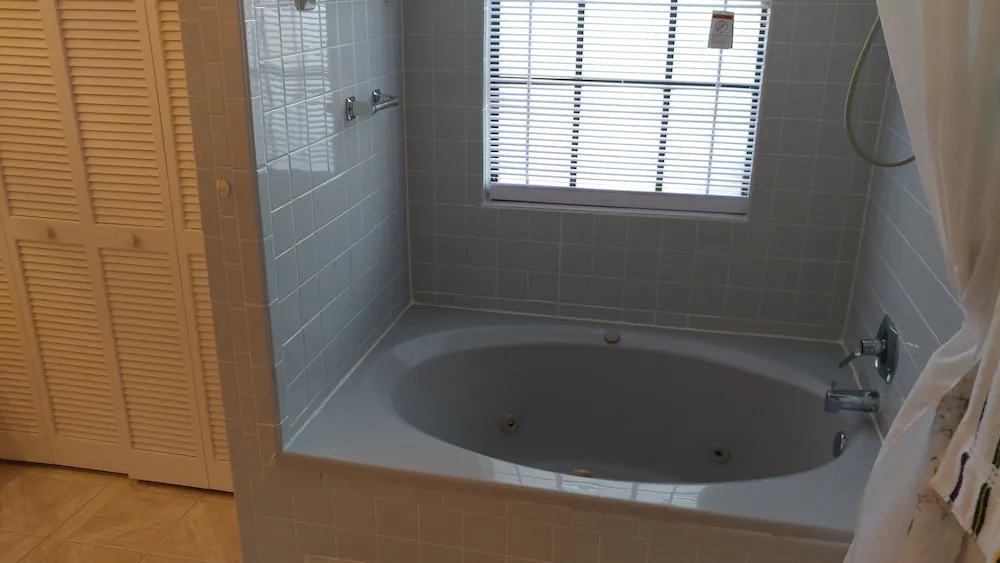 Deep soaking bathtub