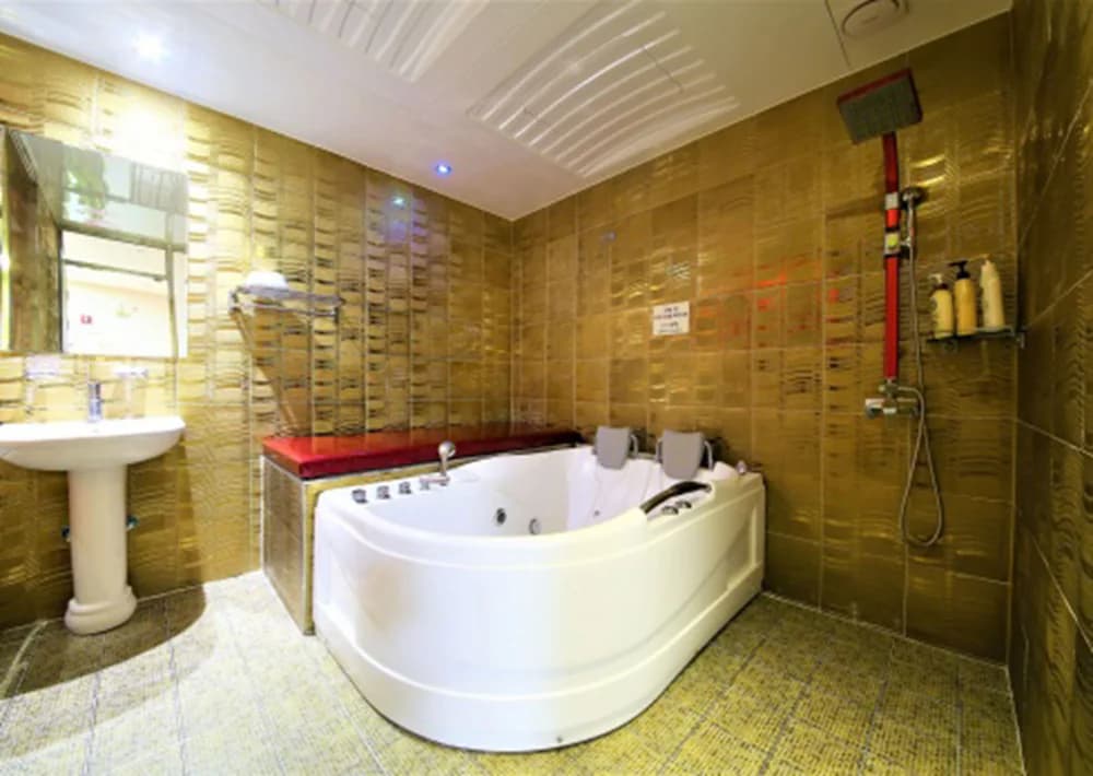Deep soaking bathtub