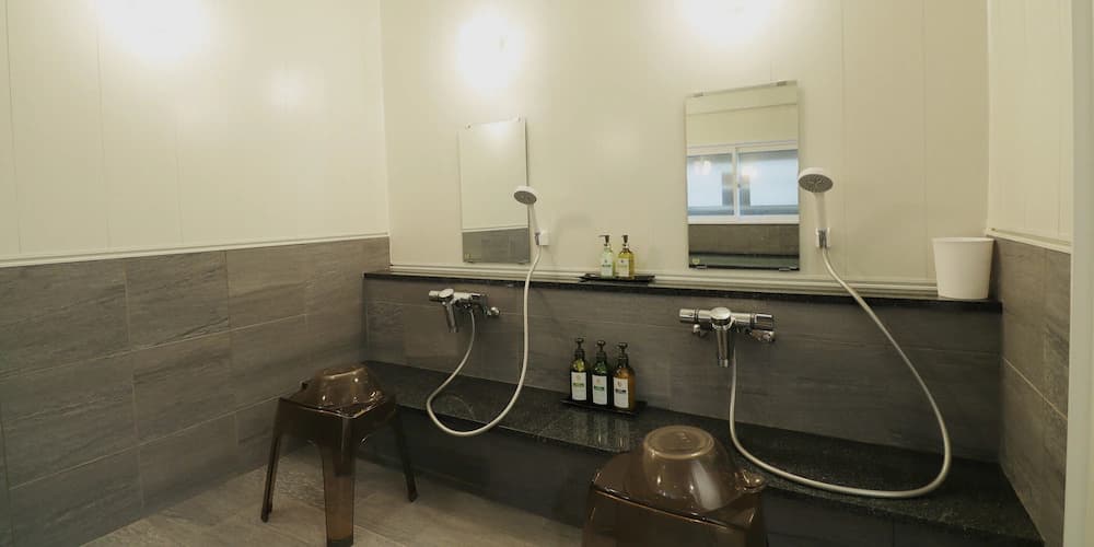 Bathroom amenities