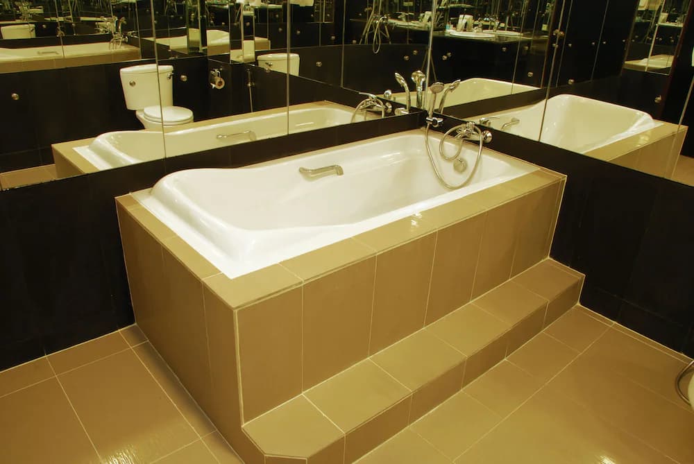 Deep soaking bathtub