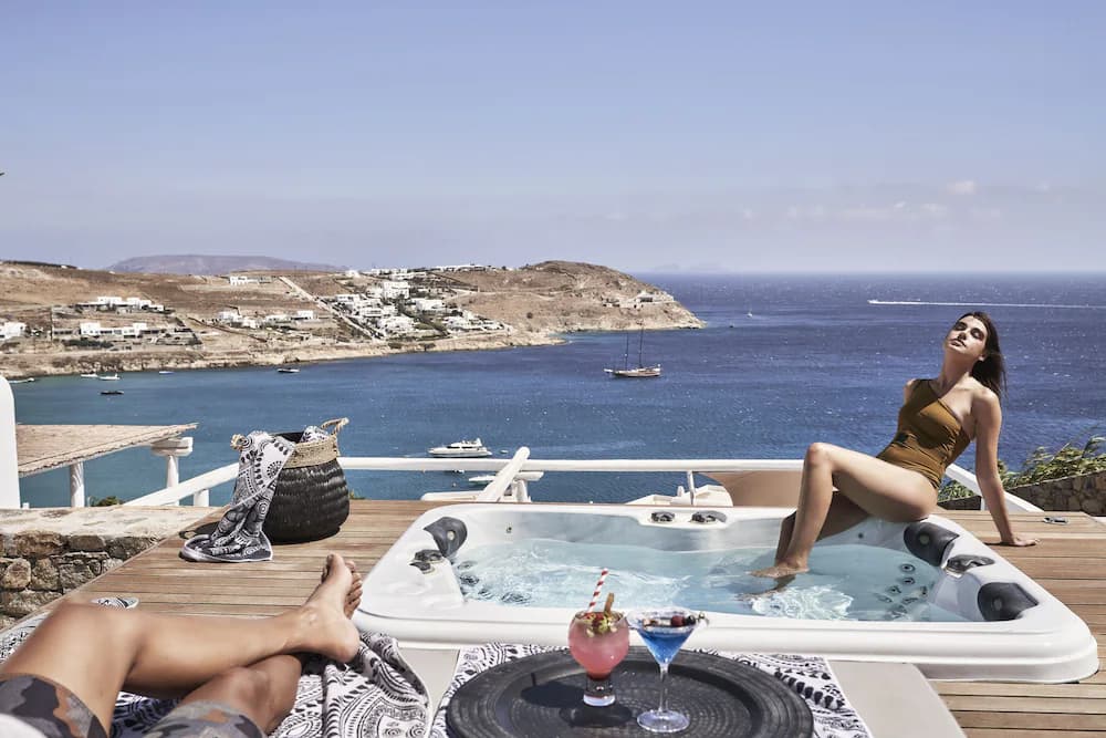 Outdoor spa tub