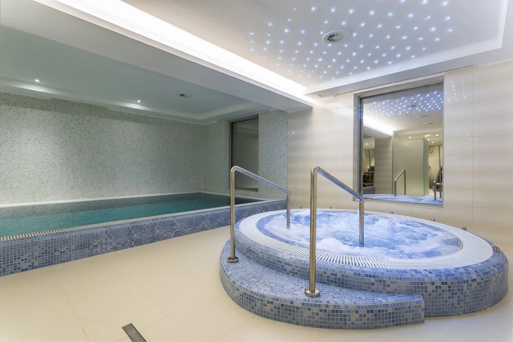 Indoor spa tub