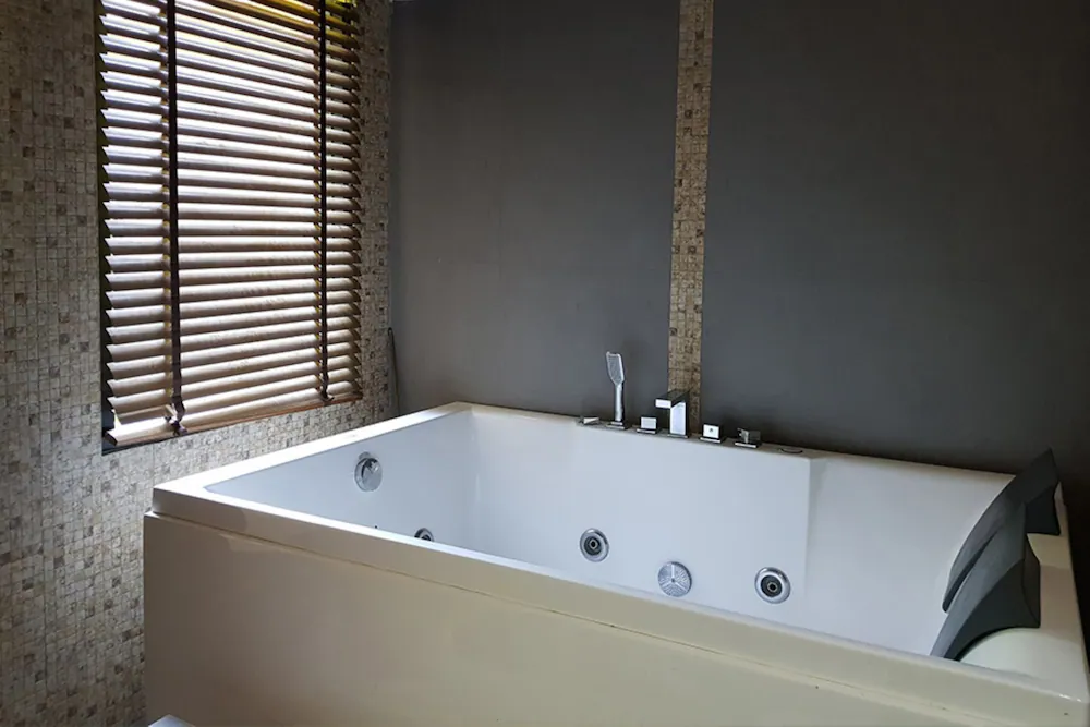 Jetted tub