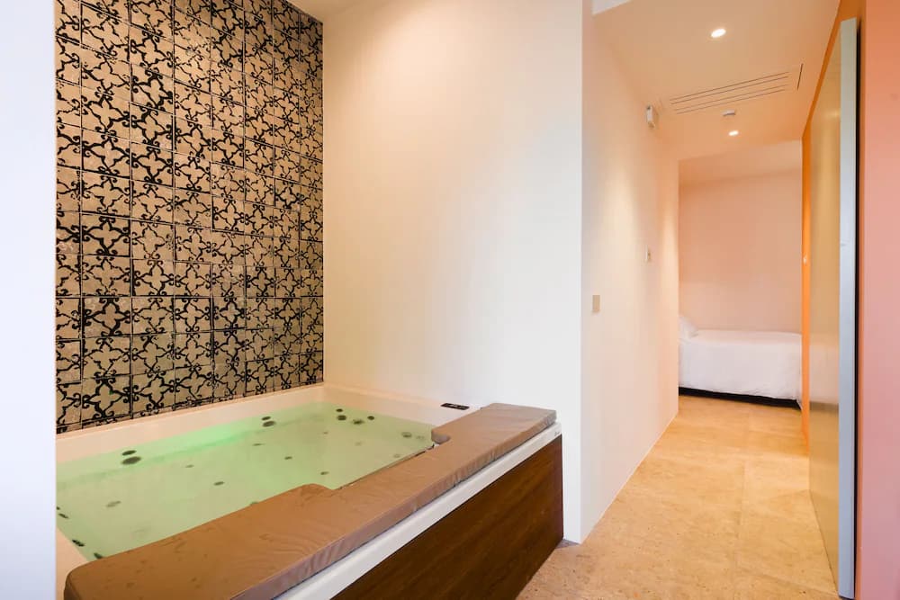 Private spa tub