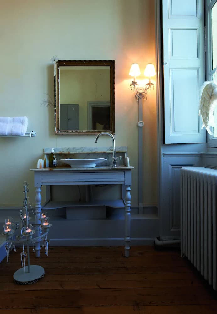 Bathroom sink
