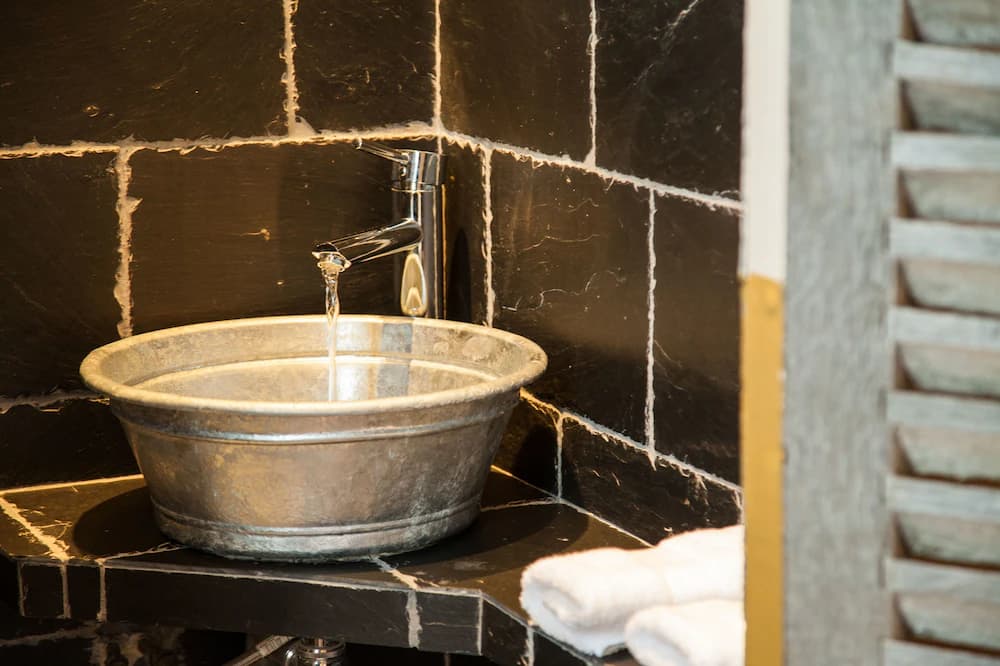 Bathroom sink