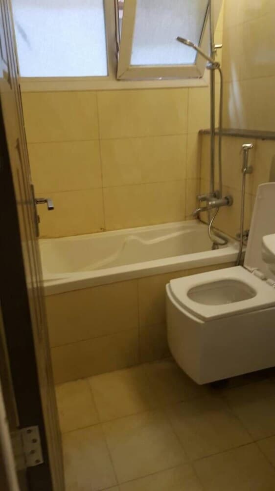 Deep soaking bathtub