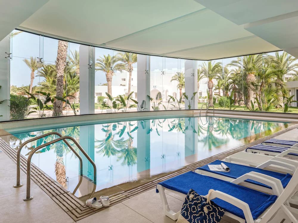 Indoor/outdoor pool