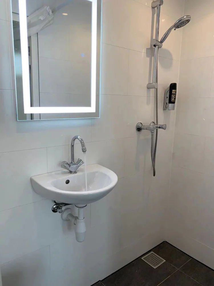 Bathroom sink
