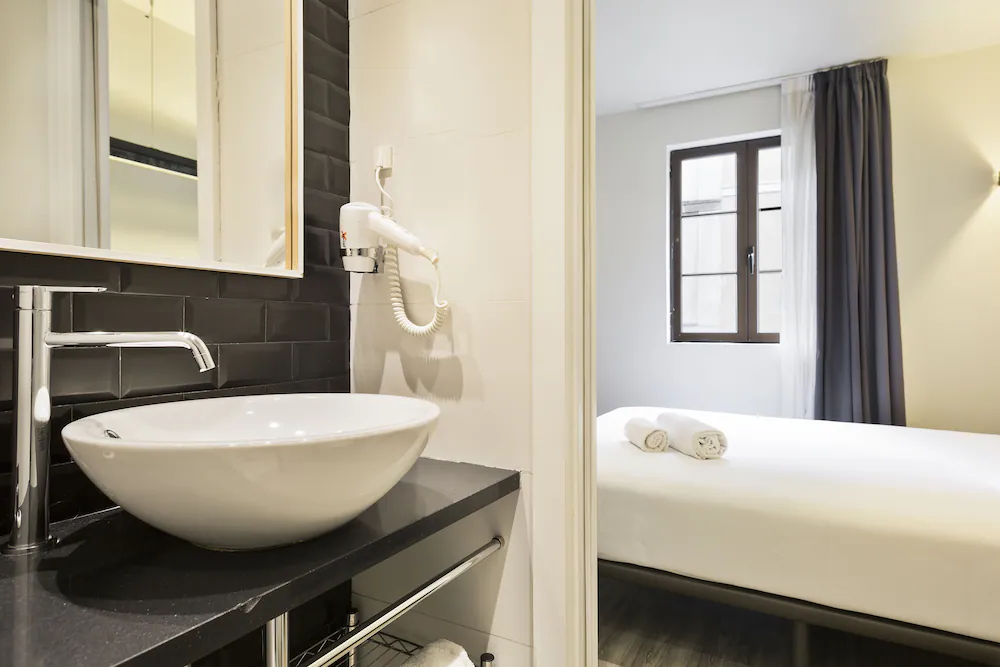 Bathroom sink